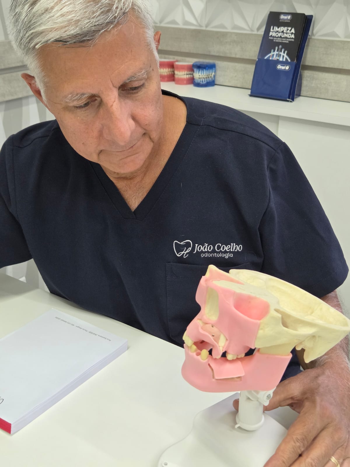 Dr. João Coelho, especialista em implantodontia em Porto Alegre