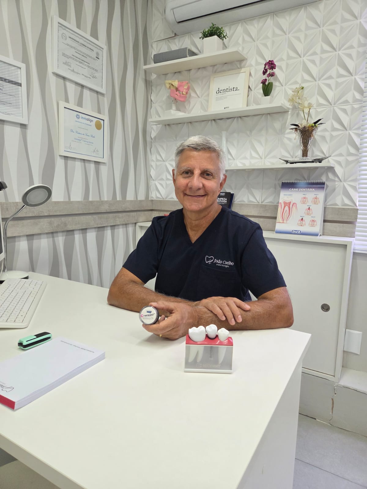 Dr. João Coelho em retrato profissional no consultório